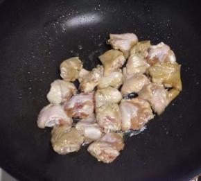 锅里倒入油，把腌制好的鸡翅放入锅里煎（一起腌制的姜和大蒜挑出）