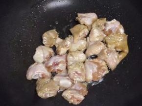 锅里倒入油，把腌制好的鸡翅放入锅里煎（一起腌制的姜和大蒜挑出）