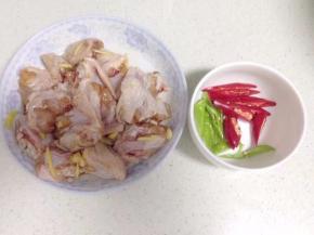 准备好所有材料。（鸡翅洗净一分为二砍好，用盐、姜、大蒜、生抽腌制10分钟）青红椒切好。