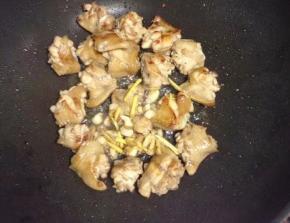 煎至微黄后把刚挑出来的大蒜和姜一起到入炒出香味