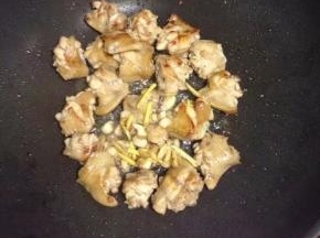 煎至微黄后把刚挑出来的大蒜和姜一起到入炒出香味