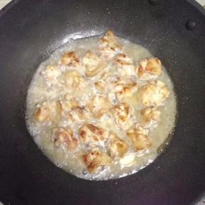 加入适量的水，盖上盖子焖5分钟