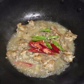 最后加入青红椒翻炒匀，收汁即可出锅。