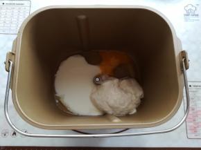 冷藏的鸡蛋和酸奶，波兰种放入面包桶里