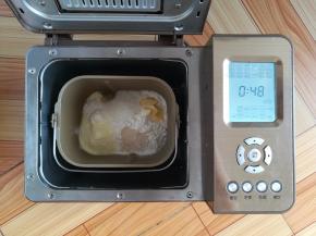 加上其他材料一起放入面包桶，启动面包机和面25分钟