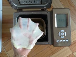 和面完成，拉一个手套膜