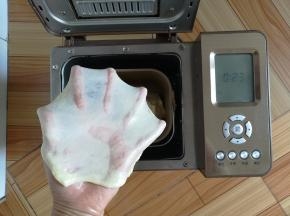 和面完成，拉一个手套膜
