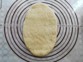 取一个面团擀成牛舌状