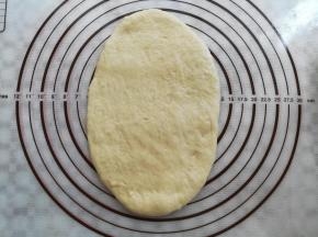 取一个面团擀成牛舌状