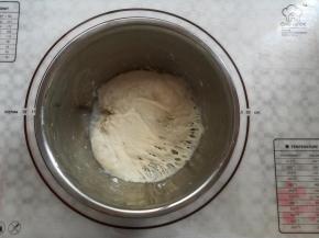 波兰种前一天晚上做好，冰箱冷藏发酵10小时左右（如果室温下发酵2-3）小时，波兰种的状态是表面起小泡泡，拉开有蜂巢似的小孔就是成功了