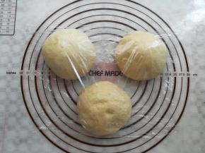 面团平均分成3份，排气滚圆，盖上保鲜膜松弛15分钟