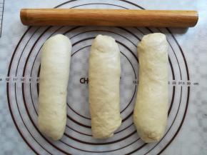 三个面团依次卷好盖上保鲜膜再次松弛15分钟