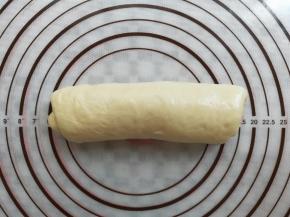 面团从下往上卷起来，收口处捏紧