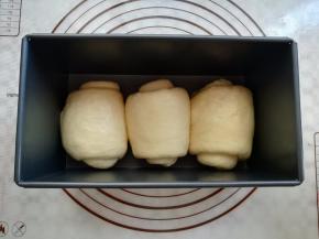 所有的面团卷好后放入学厨黑金刚吐司盒中