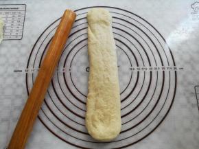 取一个面团再次擀成长的牛舌状