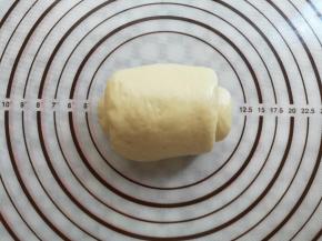 面团从下往上卷起来，大概是2圈半的大小