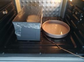 黑金刚土司盒放入烤箱里第二次发酵，烤箱里放一盘温水增加湿度