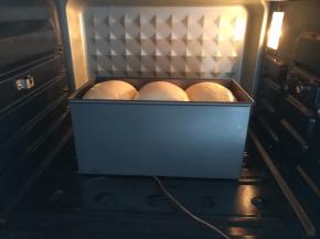 黑金刚吐司盒放入烤箱底层