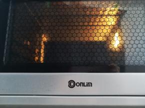 烤箱上火120度，下火165度烤32分钟，上色后及时加盖锡纸