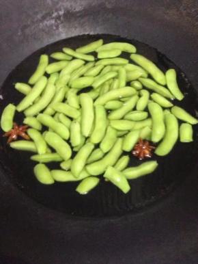 毛豆洗净冷水下锅，加入八角与少许盐和食用油。（煮至3-5分钟）