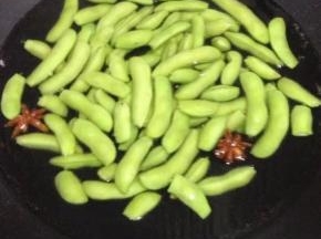 毛豆洗净冷水下锅，加入八角与少许盐和食用油。（煮至3-5分钟）