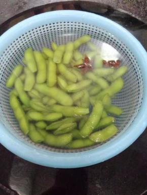 捞出用冷水泡一小会沥干水备用。