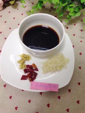 姜和大蒜剁碎，辣椒辣小段，（碗里调汁1勺白糖‘1勺生抽、少许盐‘陈醋到入有半碗的量）