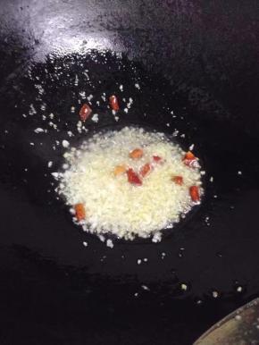 锅里倒入油，姜蒜辣椒加入爆香。