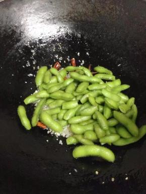 火关掉，把毛豆倒入翻炒匀