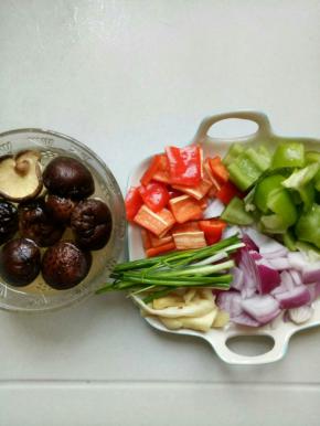 葱切段，姜切片，洋葱，辣椒切块，香菇温水泡发备用