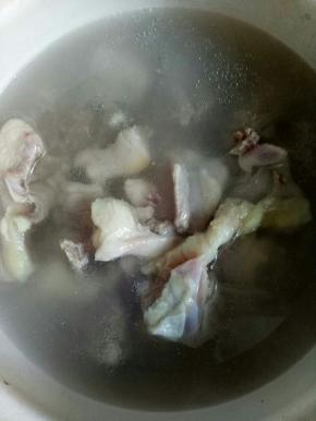 煮一锅开水，加入1茶匙料酒，鸭腿焯水，捞出