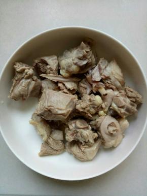 用清水冲洗干净，沥干水份备用