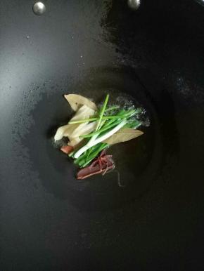 锅里倒入适量的食用油加热，爆香葱姜，八角，香叶，干红辣椒