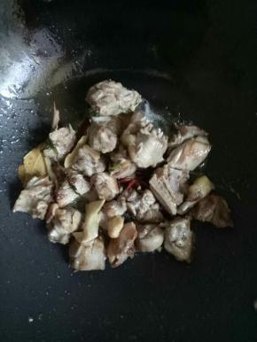倒入鸭肉不断翻炒，炒出鸭腿里的油