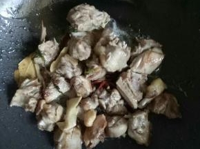 倒入鸭肉不断翻炒，炒出鸭腿里的油