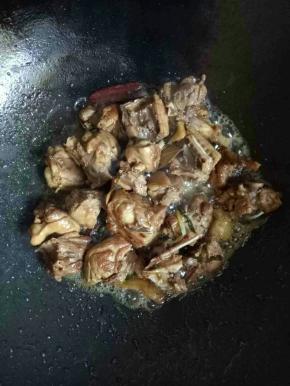 加入生抽2茶匙，料酒2茶匙，糖1茶匙，醋1茶匙翻炒均匀