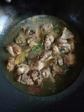 盖上锅盖，大火烧开，小火焖煮