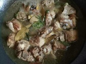 盖上锅盖，大火烧开，小火焖煮