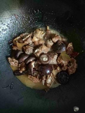 等煮到汤汁还有1半时，加入香菇，和盐，翻炒均匀