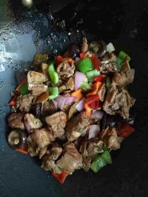 汤汁还有三分之一时，加入青红辣椒，洋葱翻炒断生，加入鸡精，大火收汁即可