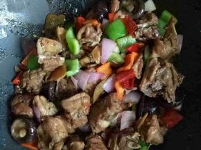 汤汁还有三分之一时，加入青红辣椒，洋葱翻炒断生，加入鸡精，大火收汁即可