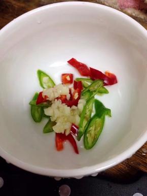 青红椒切成椒圈，蒜剁碎