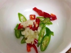 青红椒切成椒圈，蒜剁碎