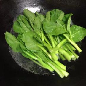 锅里水烧开后，加少许油和盐，再把菜心放入