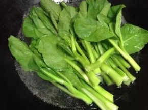 锅里水烧开后，加少许油和盐，再把菜心放入