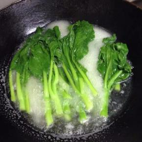 待水再次烧开即可把菜心捞出盘里