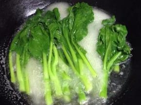 待水再次烧开即可把菜心捞出盘里