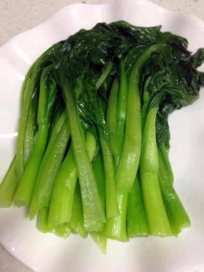 用筷子一根根的夹到盘里摆整齐（如水多把水倒出）