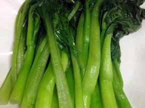 用筷子一根根的夹到盘里摆整齐（如水多把水倒出）