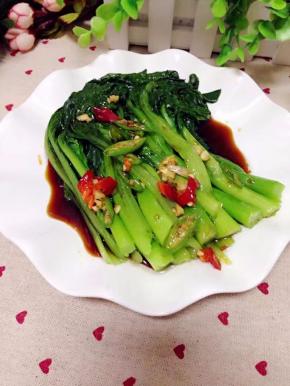最后淋在摆在盘里的菜心里即可。